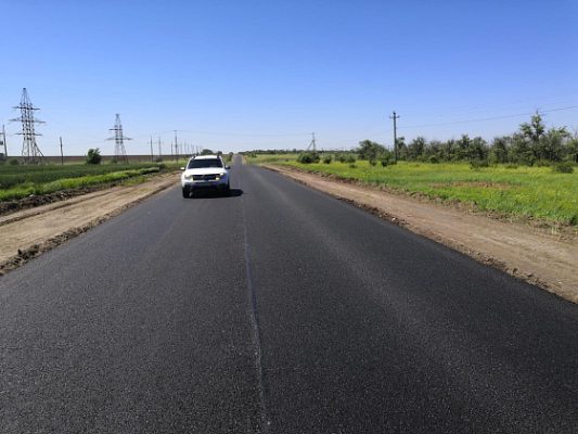 В Волгоградской области ремонтируют связывающую три района дорогу